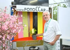 Pierre Demesmaeker of FotoCCar naast de ‘Specials’ kar, een kar met gepersonaliseerde achtergrond kleur.